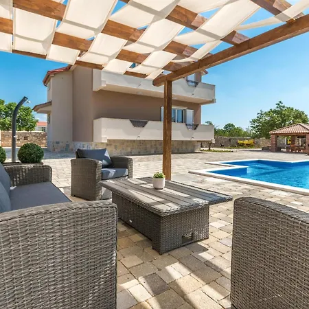 Amazing In Perusic Donji Tatil Evi *