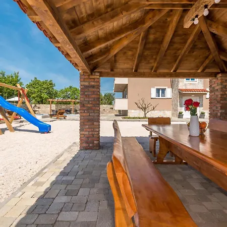 Amazing In Perusic Donji Tatil Evi