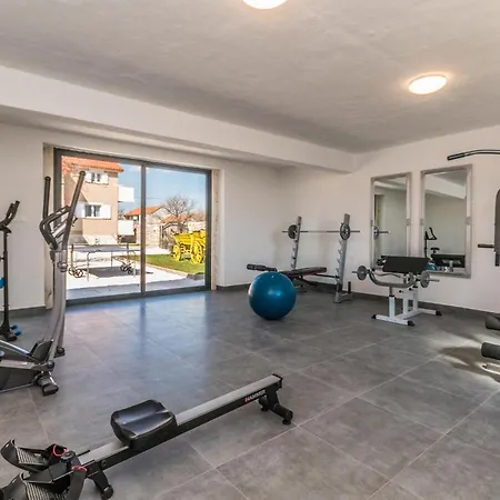 Amazing In Perusic Donji Tatil Evi *
