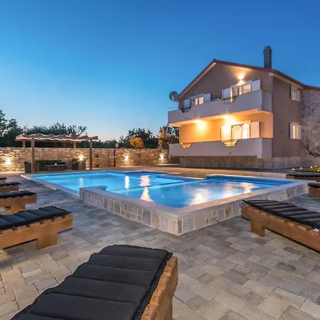 Lovely In Perusic Donji With Wifi Holiday home Dusic