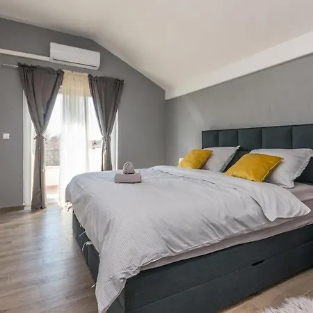 Lovely In Perusic Donji With Wifi *