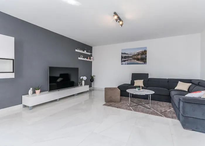 度假居 Lovely In Perusic Donji With Wifi *